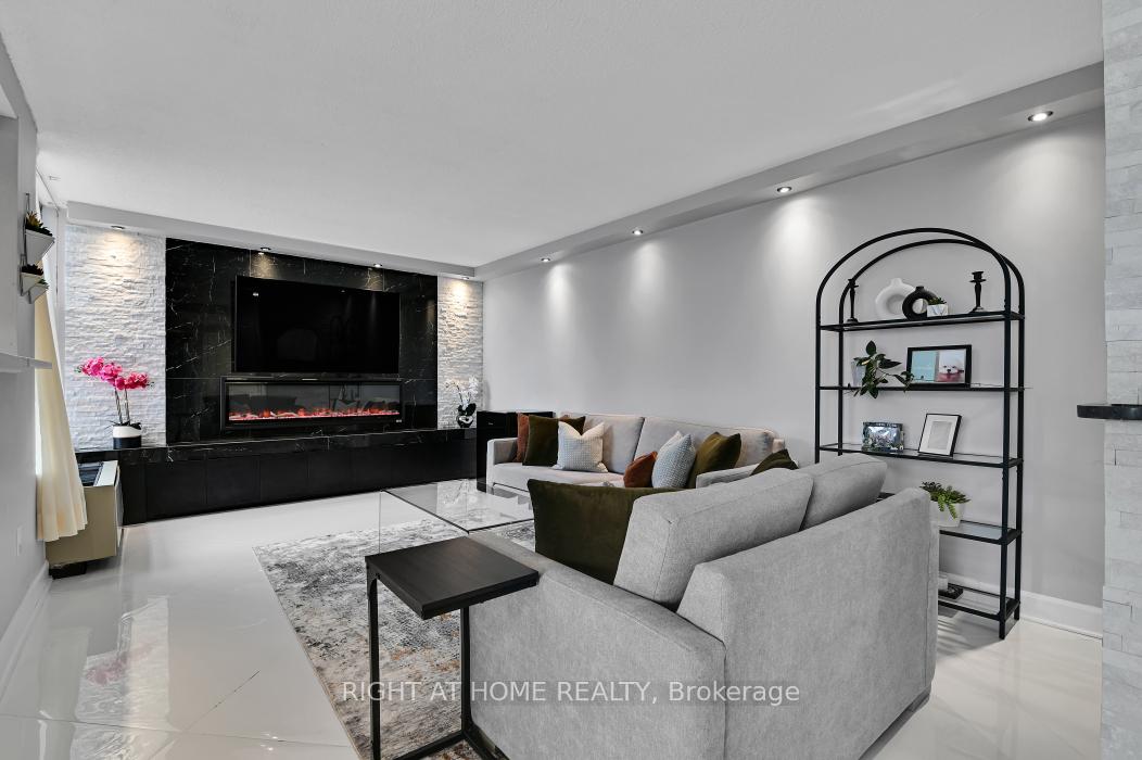 Photo 8 of Unit 1703, 2759 Carousel Crescent, Ottawa, Emerald Woods/Sawmill Creek — HOMEH
