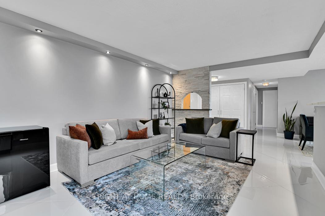 Photo 9 of Unit 1703, 2759 Carousel Crescent, Ottawa, Emerald Woods/Sawmill Creek — HOMEH