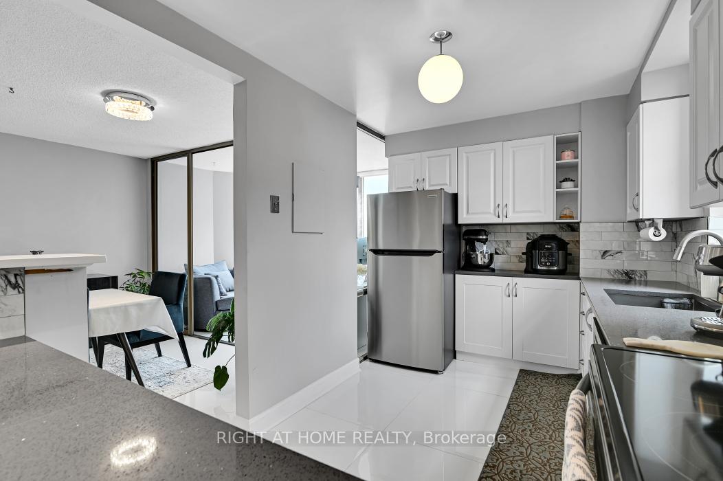 Photo 12 of Unit 1703, 2759 Carousel Crescent, Ottawa, Emerald Woods/Sawmill Creek — HOMEH