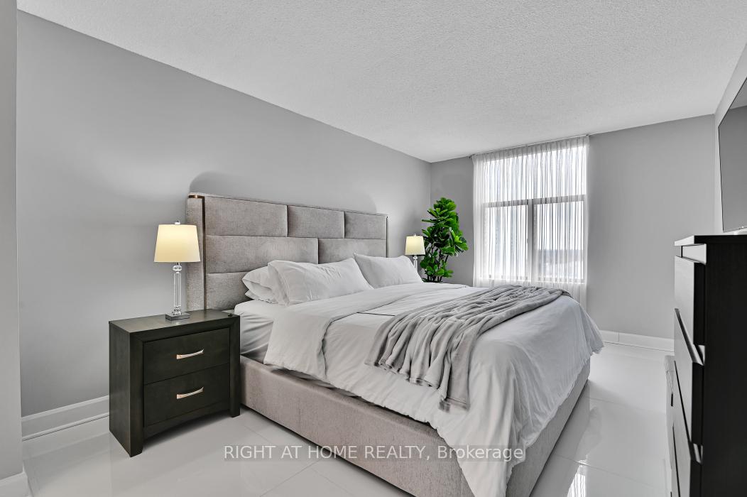 Photo 14 of Unit 1703, 2759 Carousel Crescent, Ottawa, Emerald Woods/Sawmill Creek — HOMEH