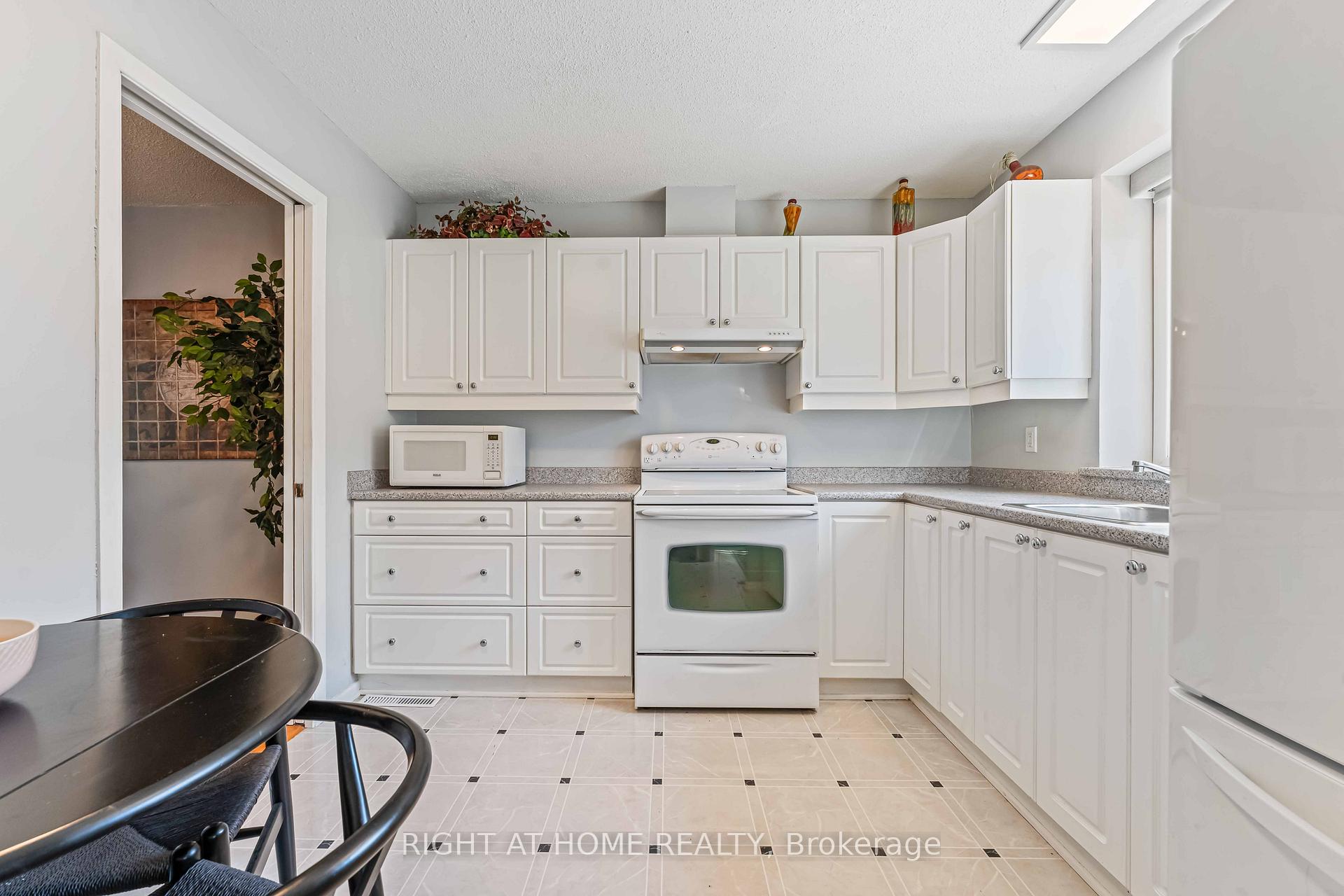 Photo 6 of 481E Moodie Drive, Ottawa, Arbeatha Park — HOMEH