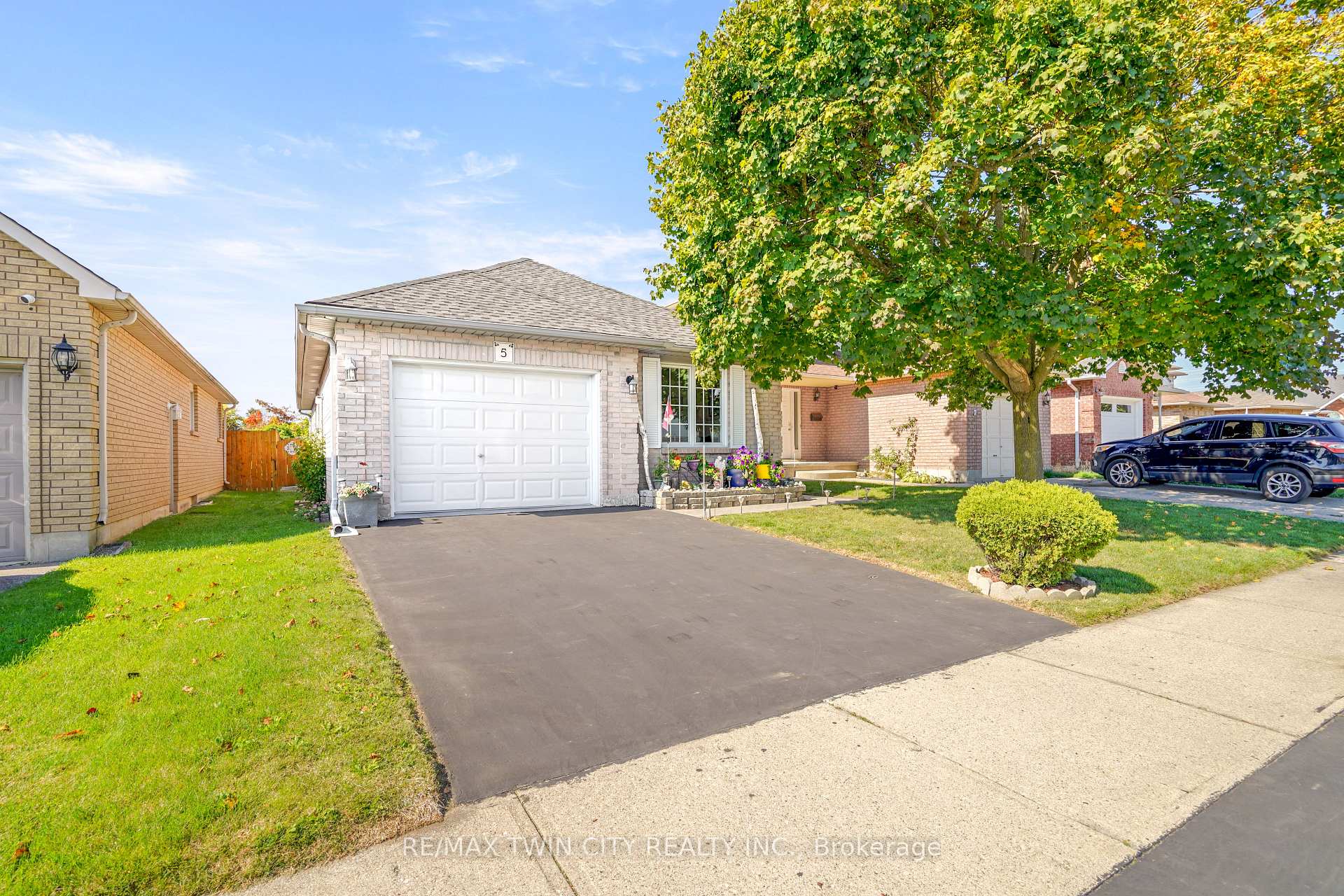 Photo 1 of 5 Anastasia Crescent, Brantford — HOMEH