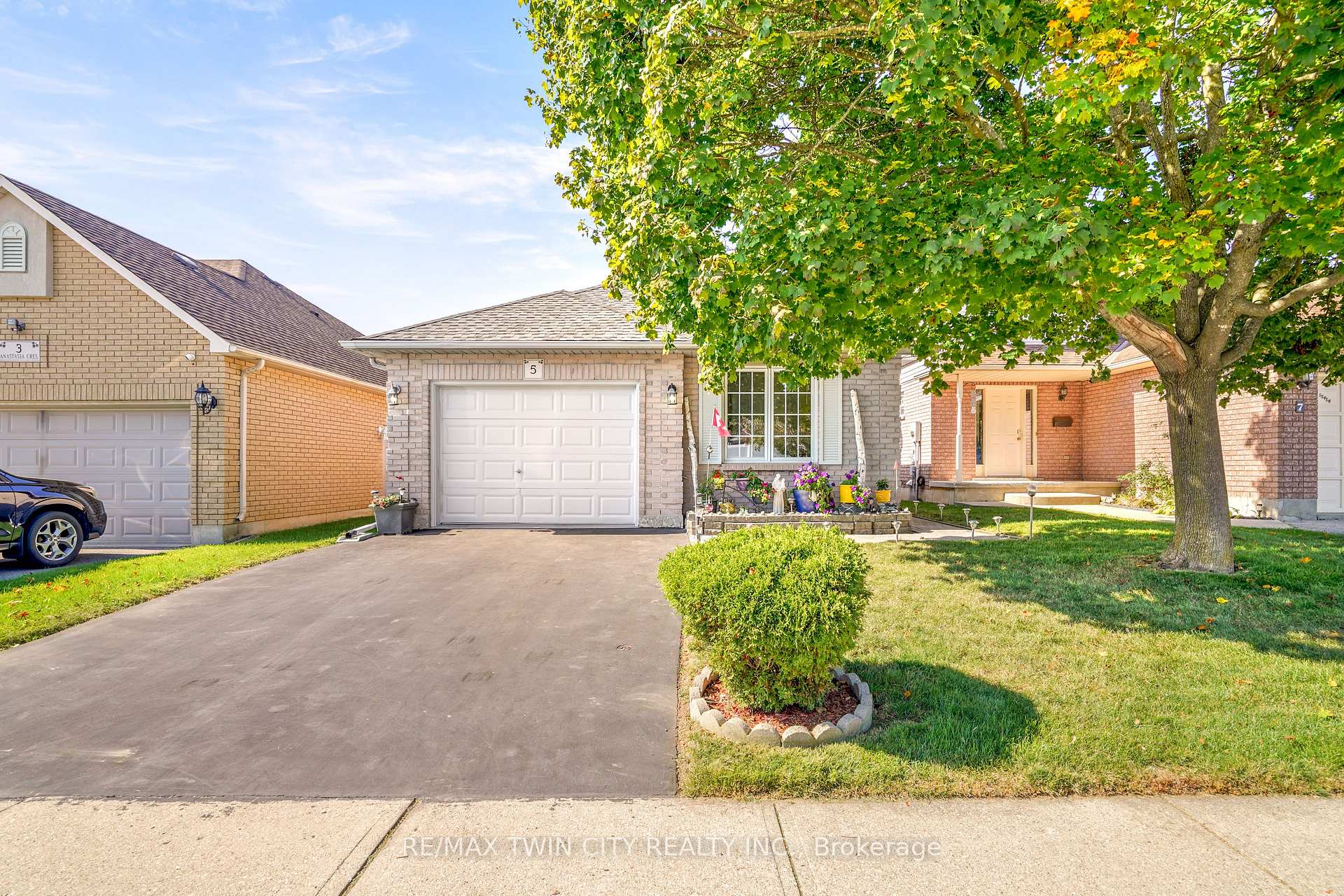 Photo 3 of 5 Anastasia Crescent, Brantford — HOMEH