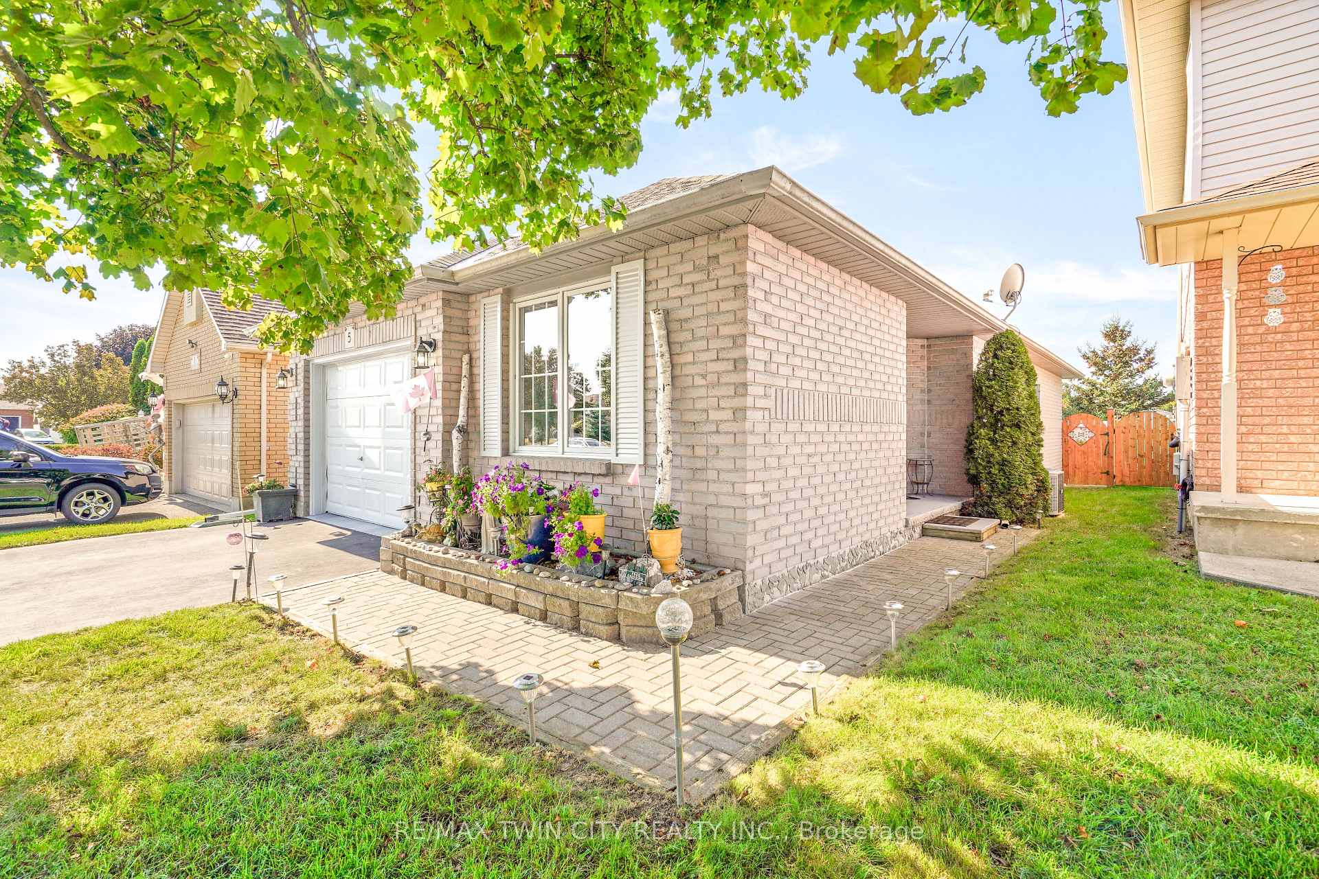 Photo 4 of 5 Anastasia Crescent, Brantford — HOMEH