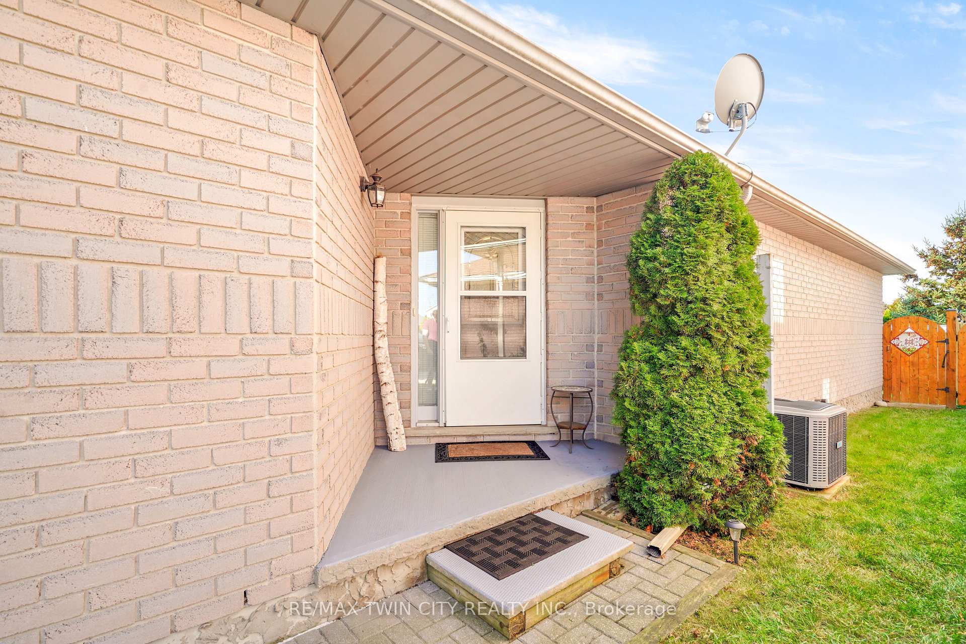 Photo 5 of 5 Anastasia Crescent, Brantford — HOMEH