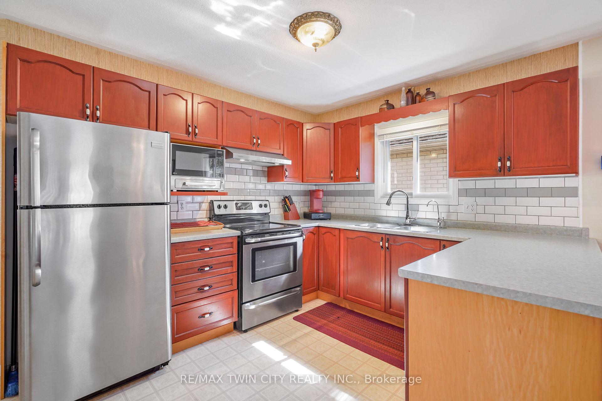 Photo 10 of 5 Anastasia Crescent, Brantford — HOMEH