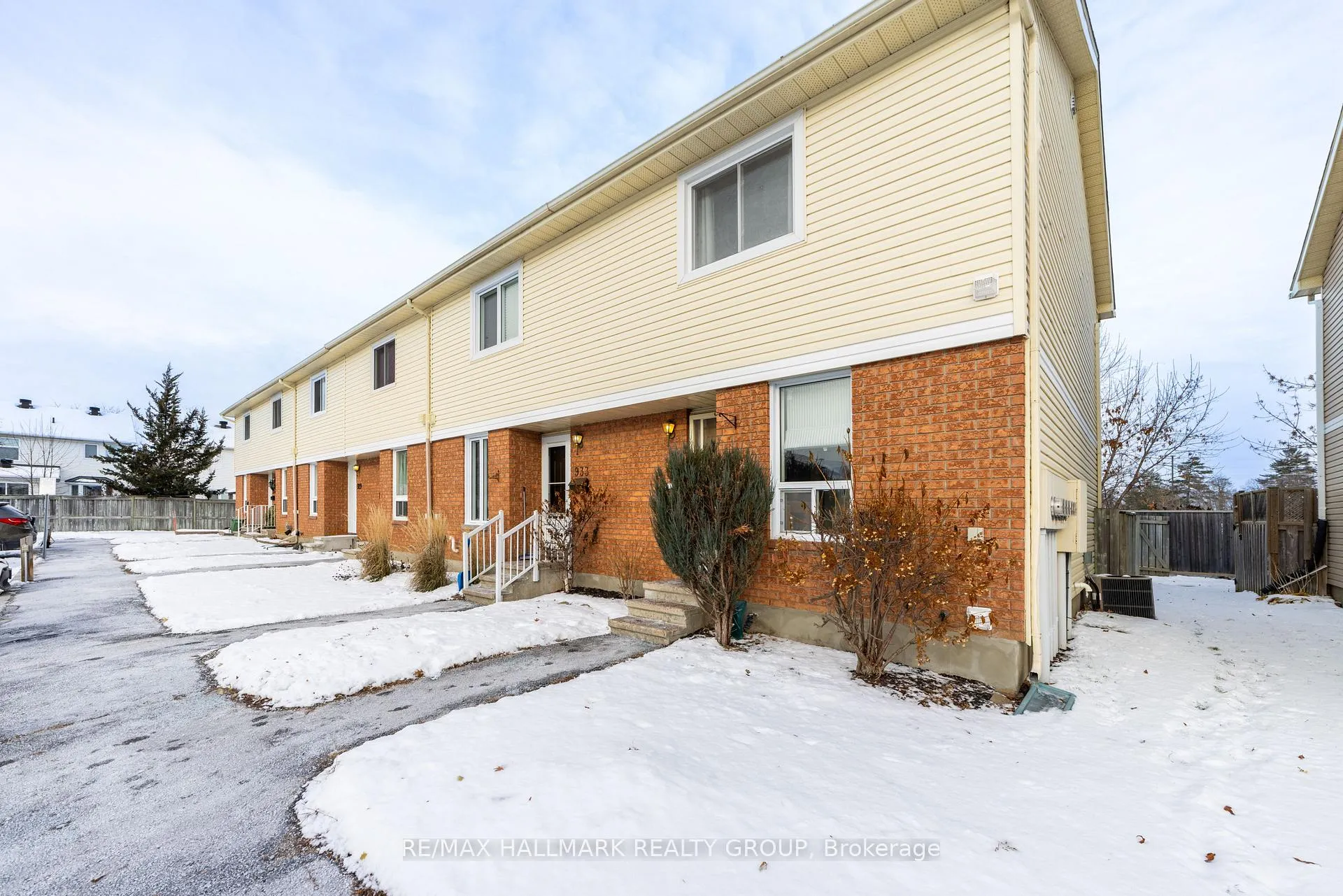 Photo 4 of Unit 29, 935 Cookshire Crescent, Ottawa, Fallingbrook/Ridgemount — HOMEH