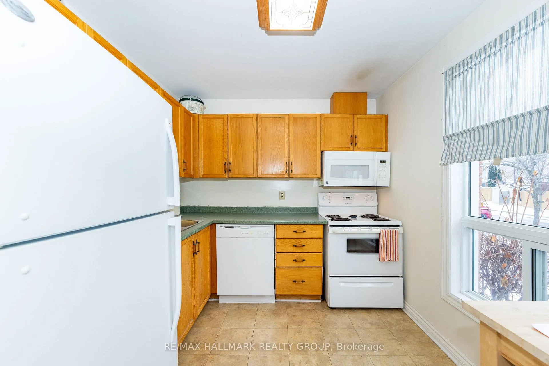 Photo 6 of Unit 29, 935 Cookshire Crescent, Ottawa, Fallingbrook/Ridgemount — HOMEH