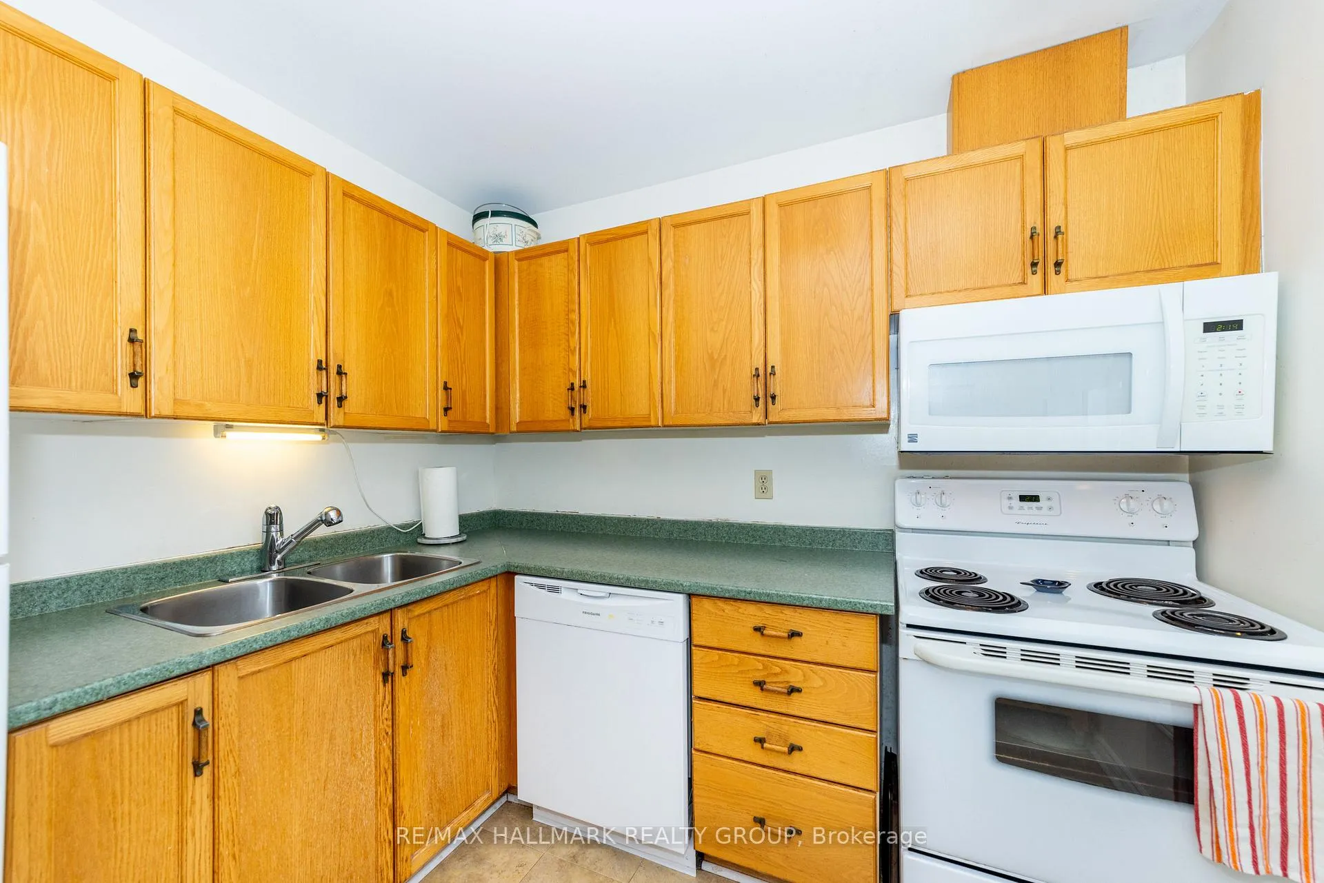 Photo 7 of Unit 29, 935 Cookshire Crescent, Ottawa, Fallingbrook/Ridgemount — HOMEH
