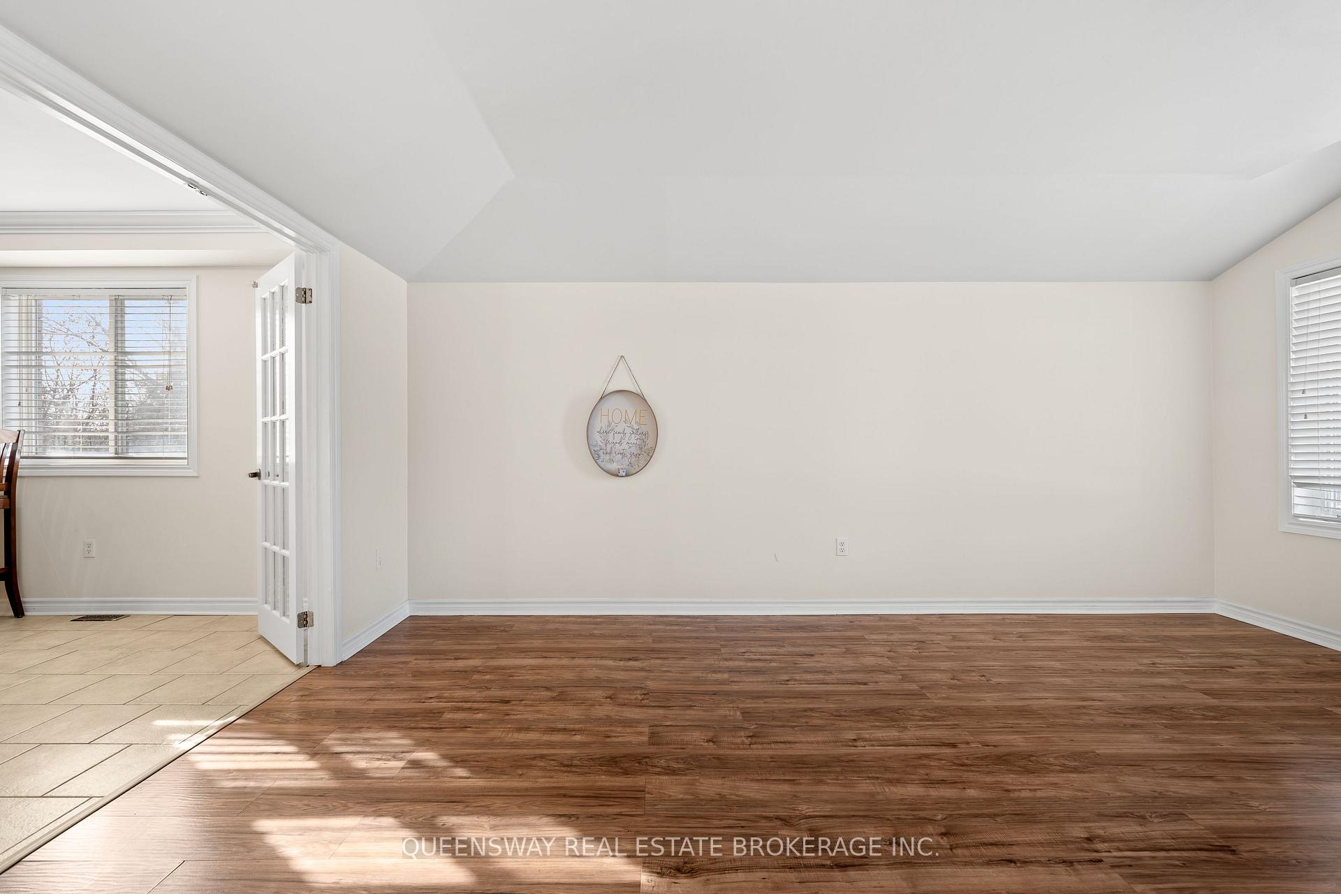 Photo 3 of 55 Golden Eagle Way, Barrie, Little Lake — HOMEH