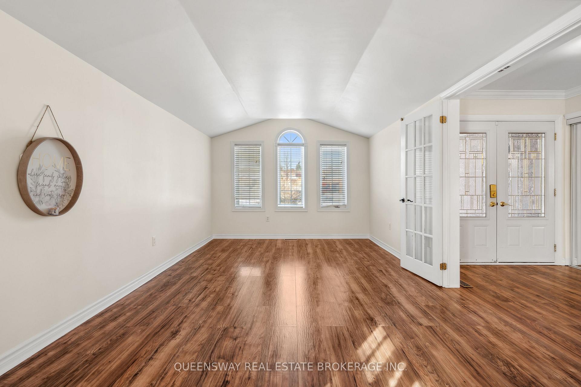 Photo 4 of 55 Golden Eagle Way, Barrie, Little Lake — HOMEH