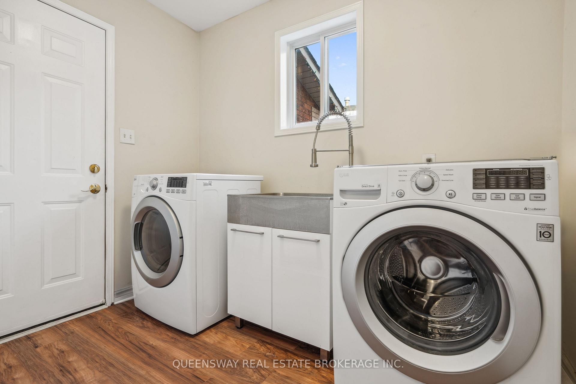 Photo 7 of 55 Golden Eagle Way, Barrie, Little Lake — HOMEH