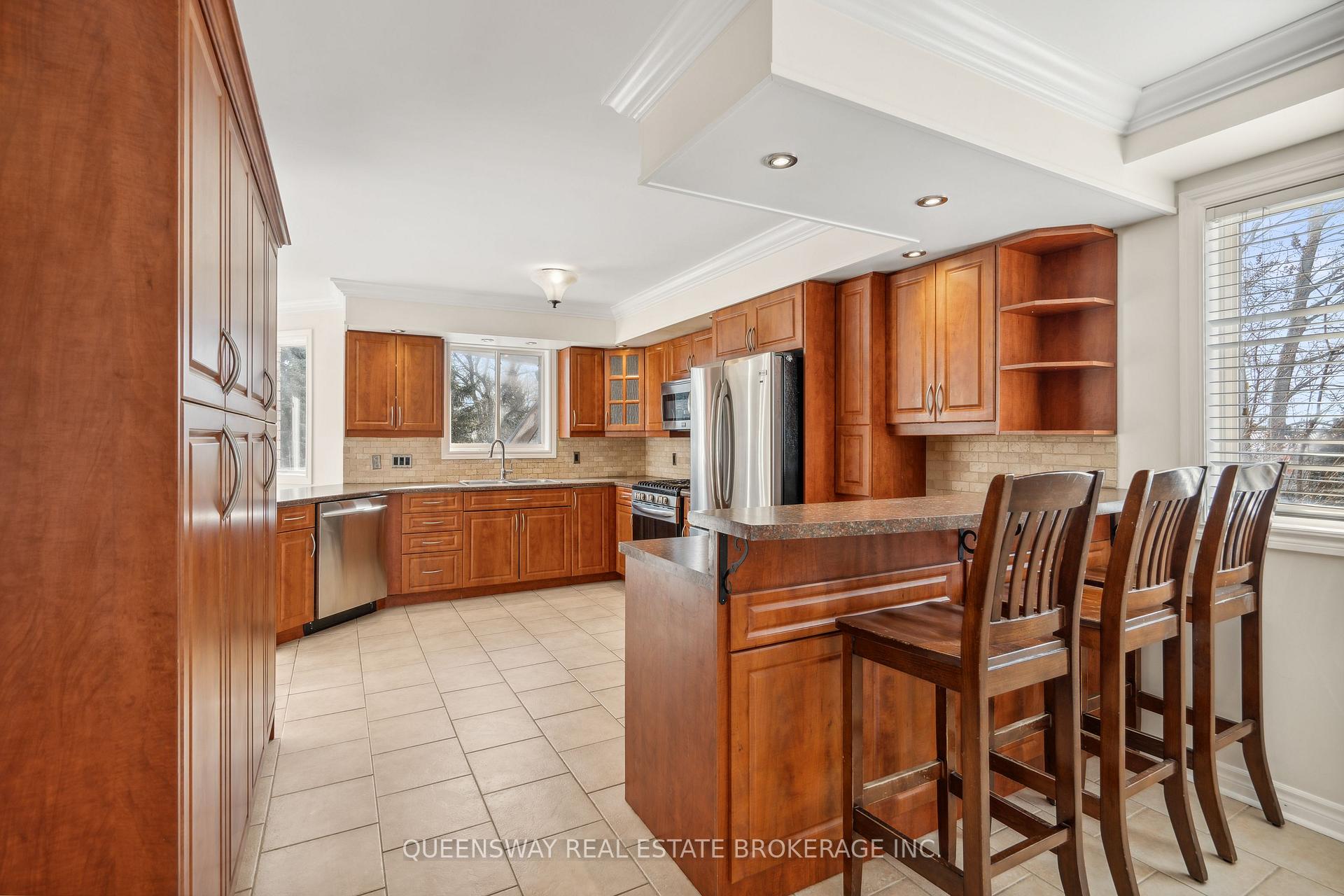 Photo 18 of 55 Golden Eagle Way, Barrie, Little Lake — HOMEH