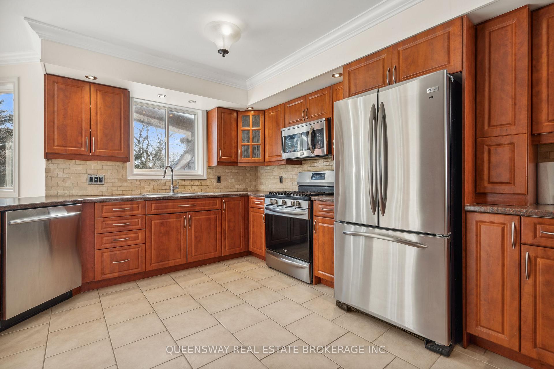 Photo 11 of 55 Golden Eagle Way, Barrie, Little Lake — HOMEH