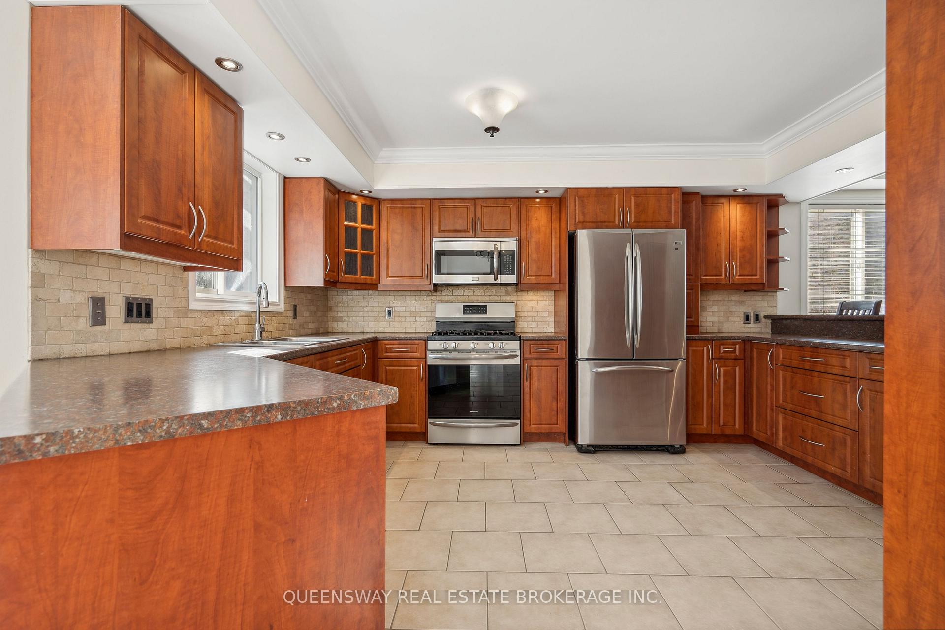 Photo 14 of 55 Golden Eagle Way, Barrie, Little Lake — HOMEH