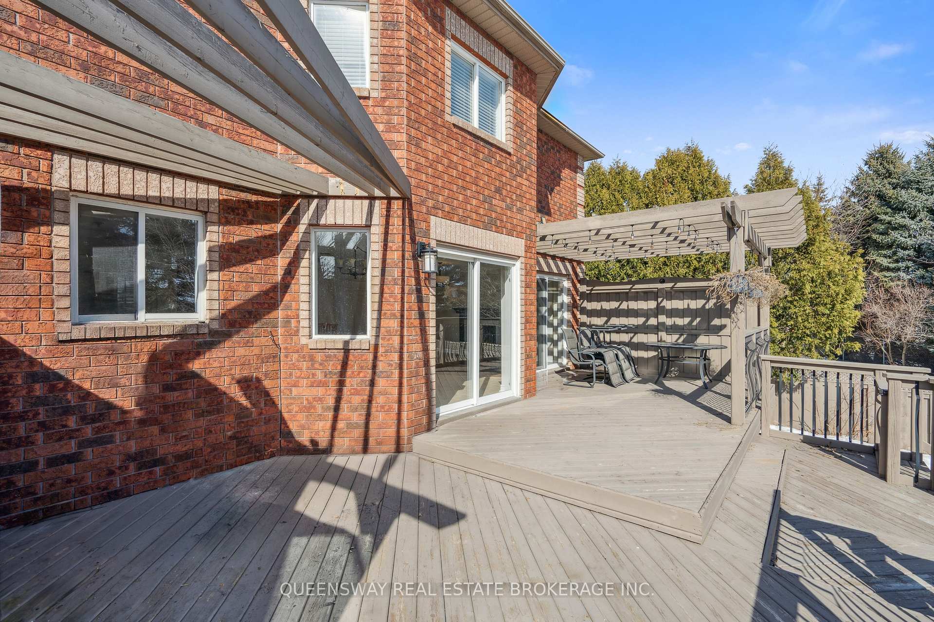 Photo 17 of 55 Golden Eagle Way, Barrie, Little Lake — HOMEH