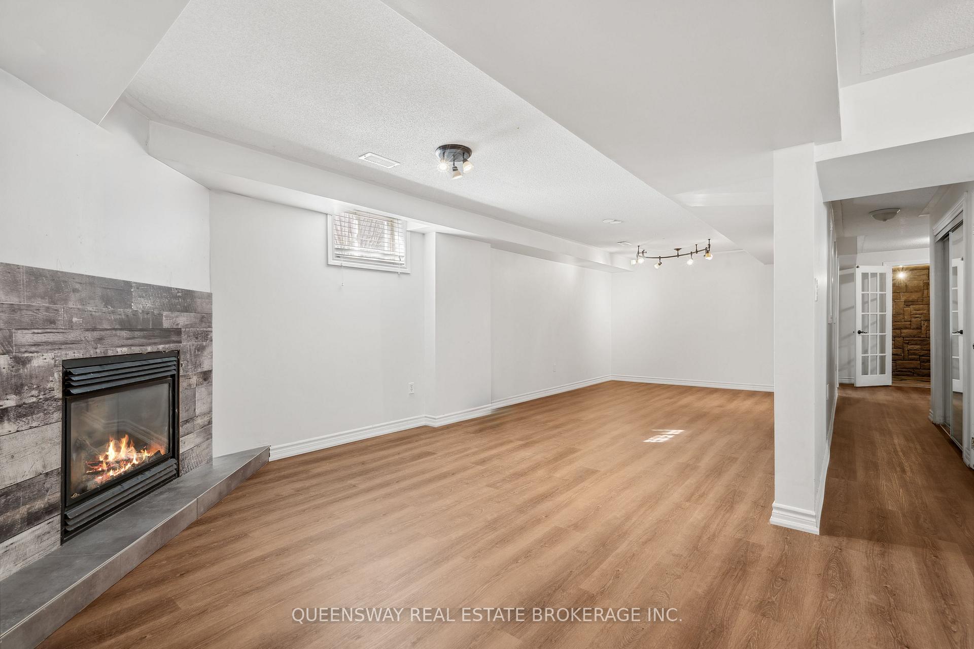 Photo 40 of 55 Golden Eagle Way, Barrie, Little Lake — HOMEH