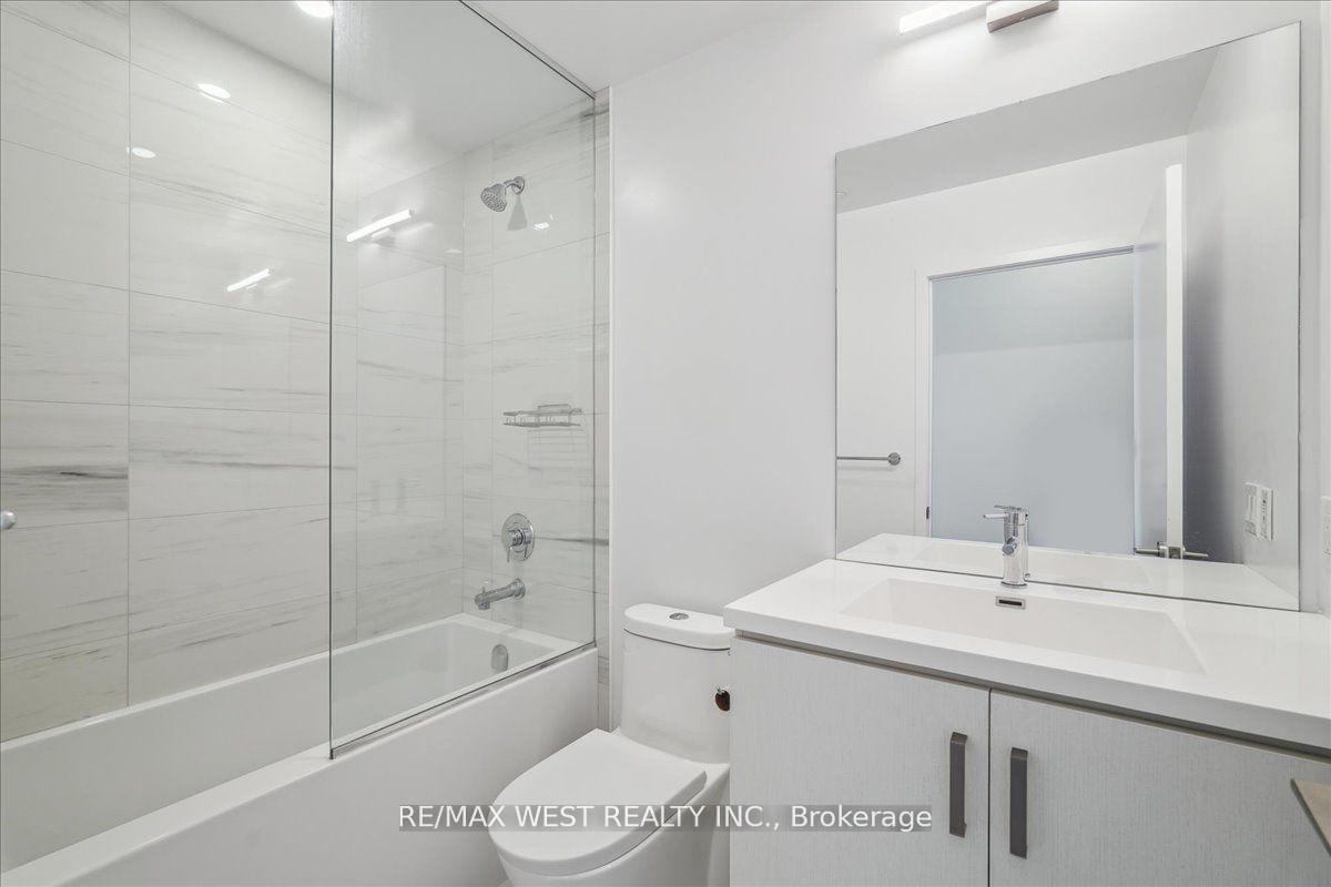 Photo 4 of Unit 1110, 10 Honeycrisp Crescent, Vaughan, Vaughan Corporate Centre — HOMEH