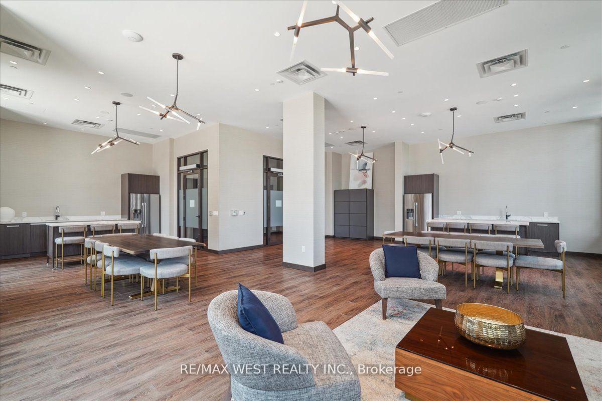 Photo 9 of Unit 1110, 10 Honeycrisp Crescent, Vaughan, Vaughan Corporate Centre — HOMEH