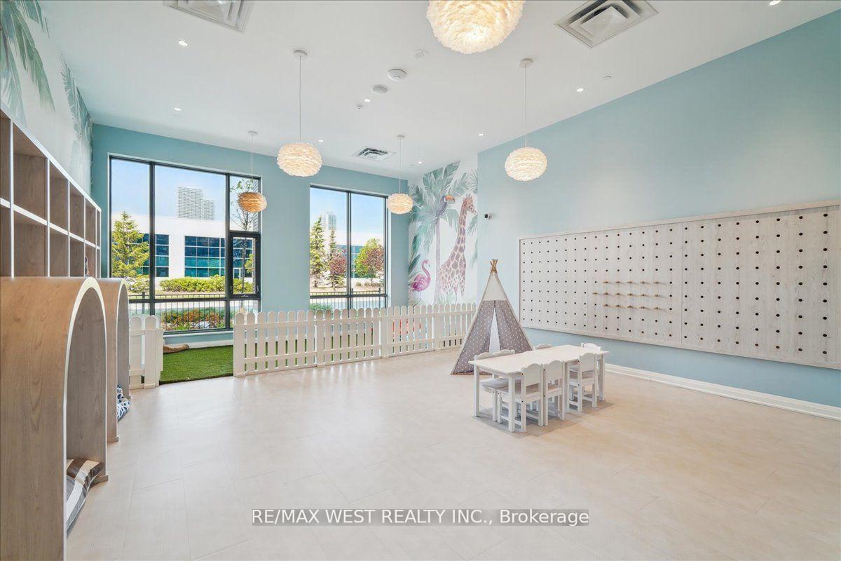 Photo 13 of Unit 1110, 10 Honeycrisp Crescent, Vaughan, Vaughan Corporate Centre — HOMEH