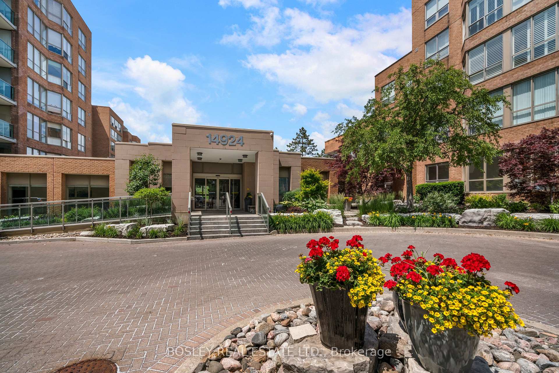Photo 1 of Unit 410, 14924 Yonge Street S, Aurora, Aurora Highlands — HOMEH