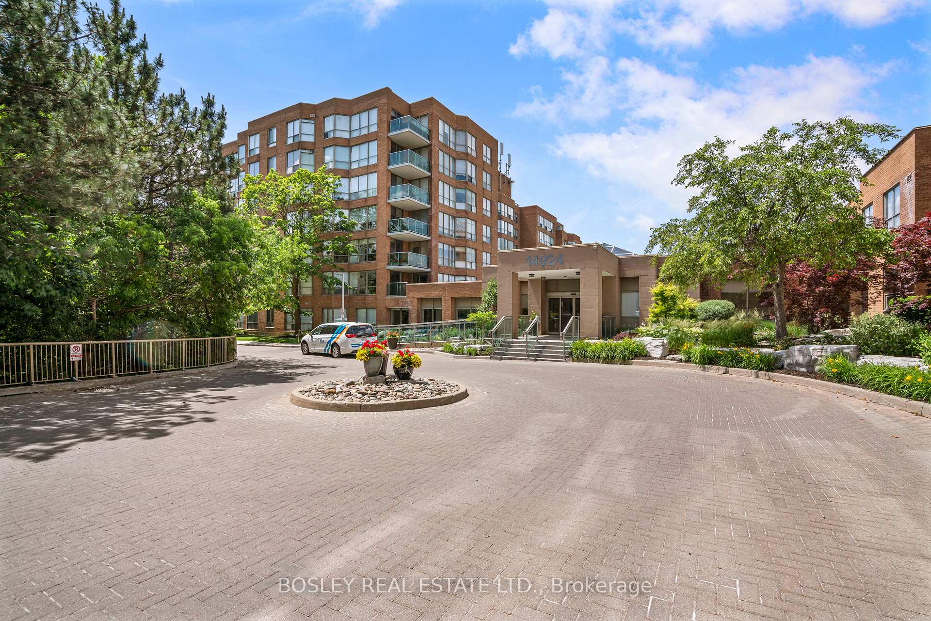 Photo 2 of Unit 410, 14924 Yonge Street S, Aurora, Aurora Highlands — HOMEH
