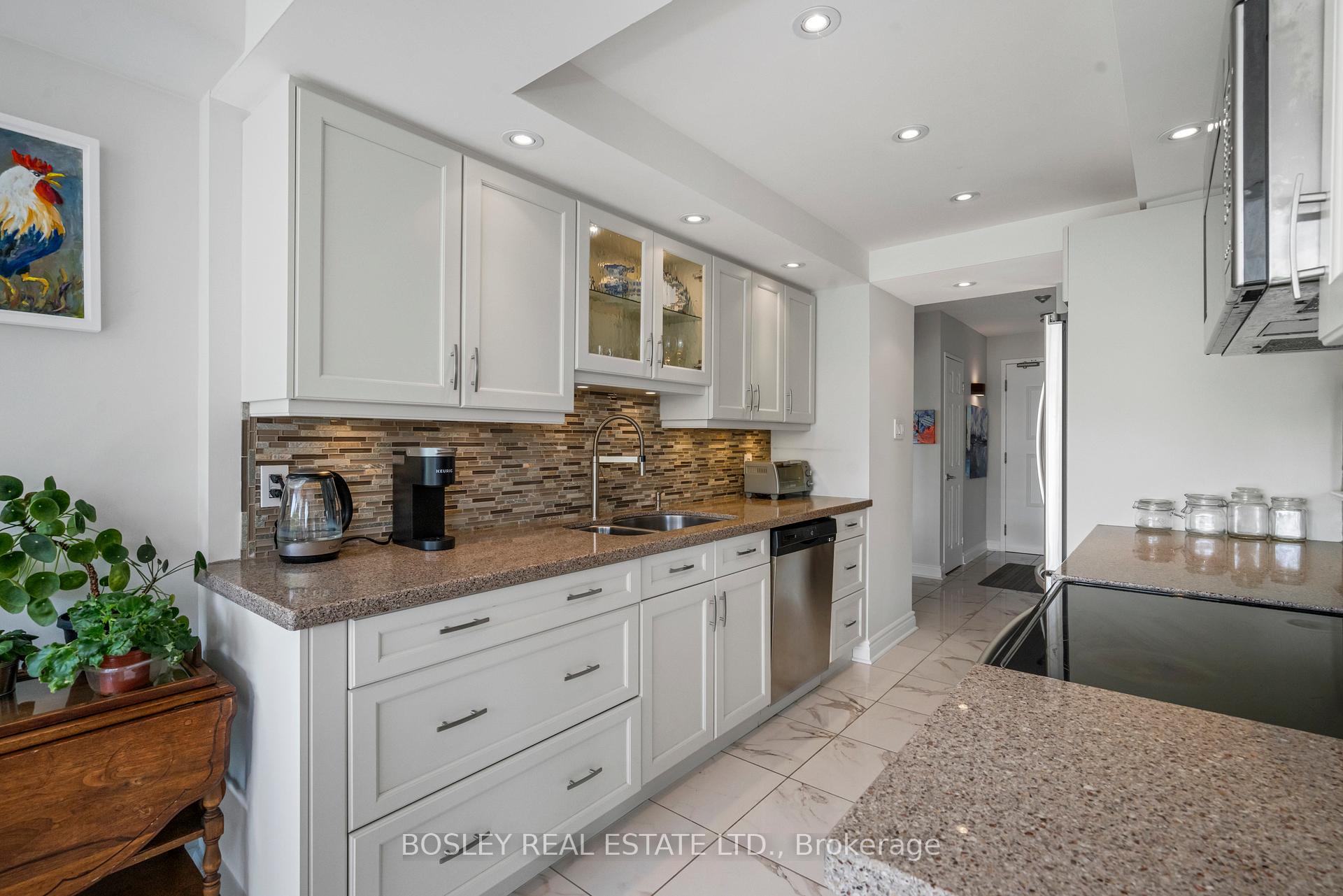 Photo 5 of Unit 410, 14924 Yonge Street S, Aurora, Aurora Highlands — HOMEH