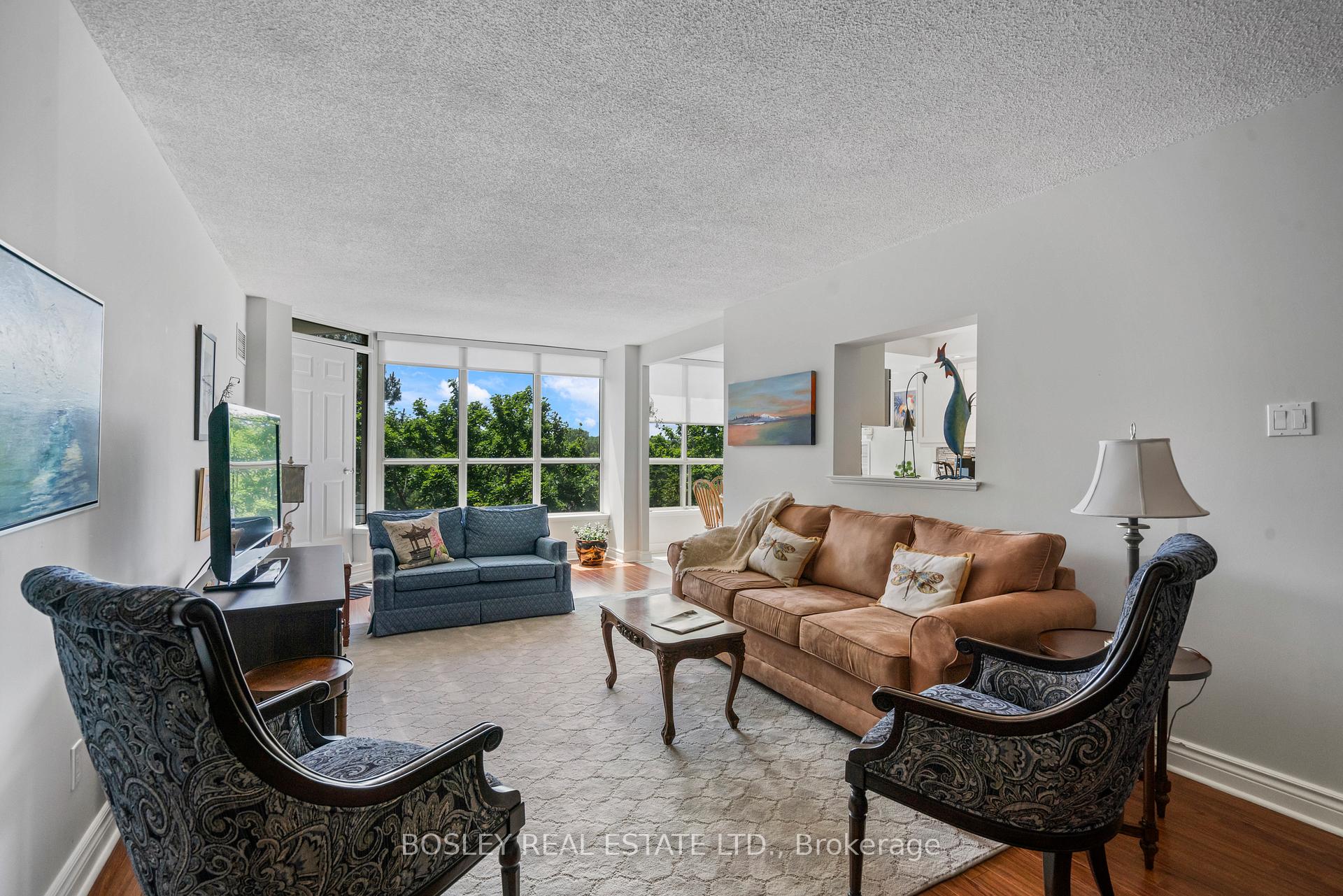 Photo 7 of Unit 410, 14924 Yonge Street S, Aurora, Aurora Highlands — HOMEH