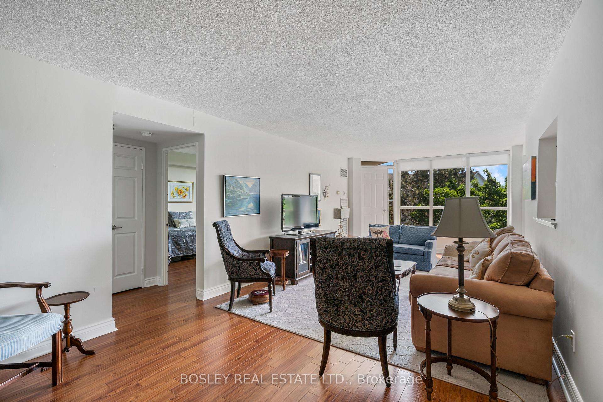 Photo 8 of Unit 410, 14924 Yonge Street S, Aurora, Aurora Highlands — HOMEH