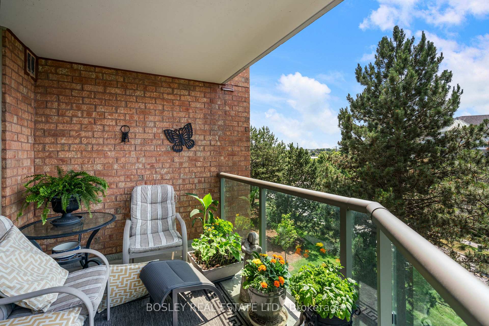 Photo 14 of Unit 410, 14924 Yonge Street S, Aurora, Aurora Highlands — HOMEH