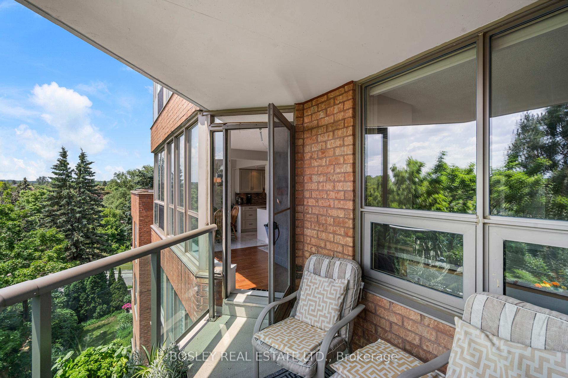 Photo 15 of Unit 410, 14924 Yonge Street S, Aurora, Aurora Highlands — HOMEH