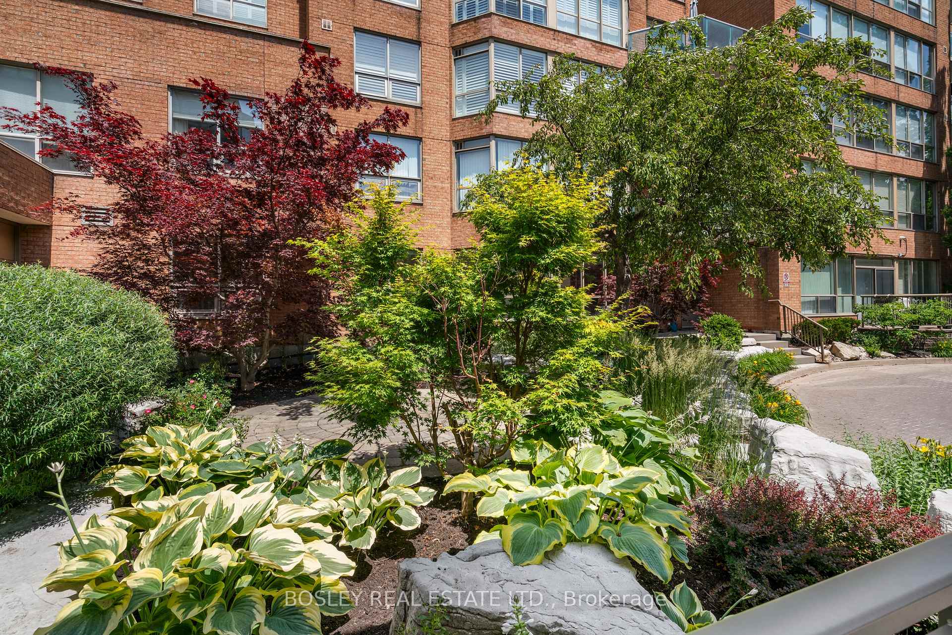 Photo 16 of Unit 410, 14924 Yonge Street S, Aurora, Aurora Highlands — HOMEH