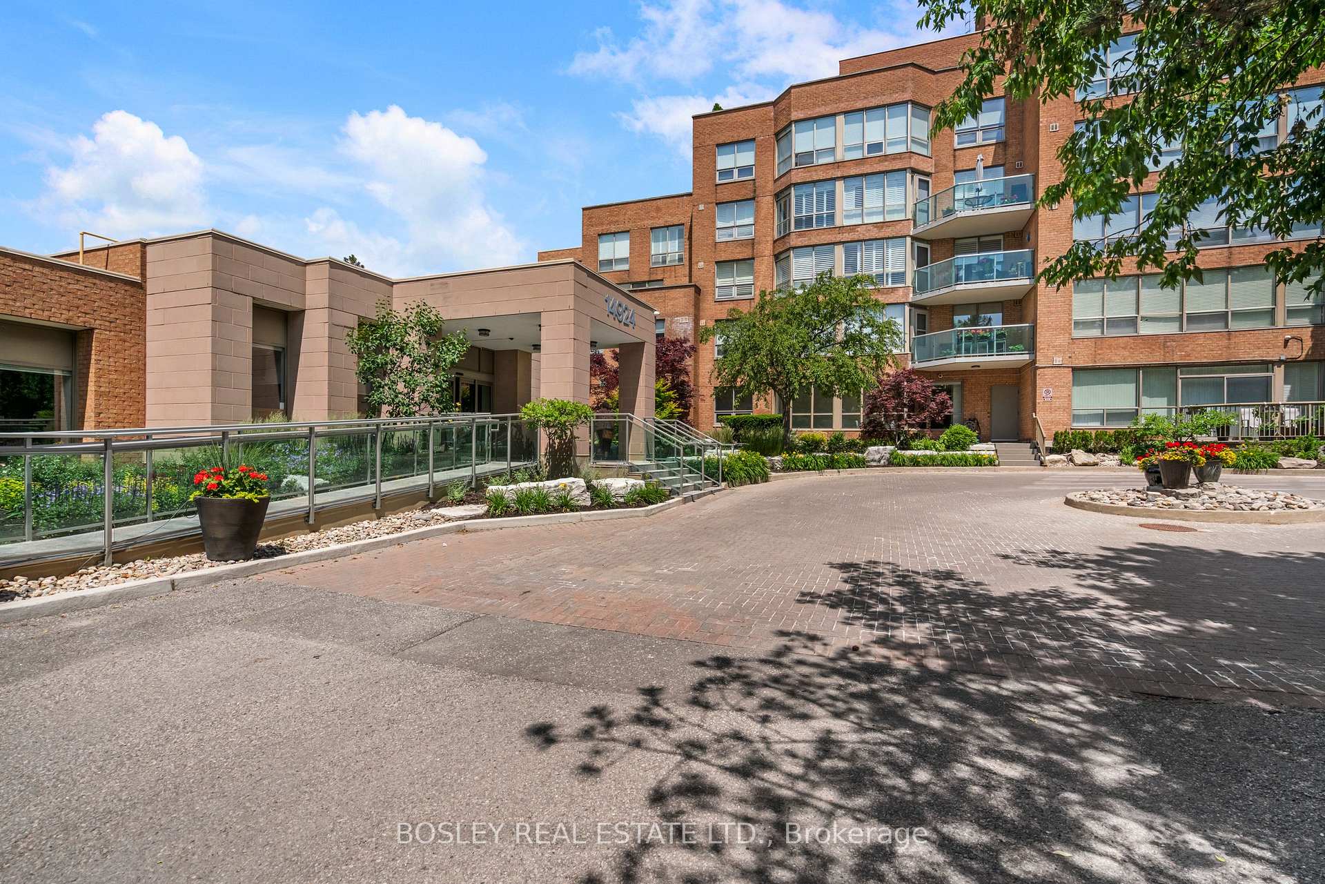 Photo 21 of Unit 410, 14924 Yonge Street S, Aurora, Aurora Highlands — HOMEH