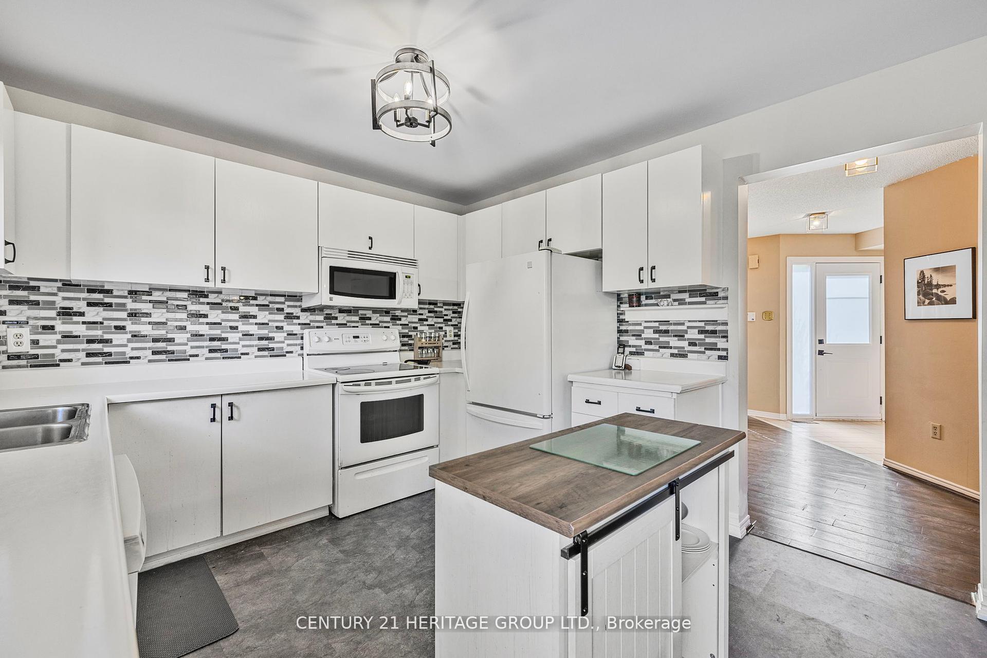 Photo 11 of Unit 44, 108 Ashley Place, Aurora, Aurora Village — HOMEH