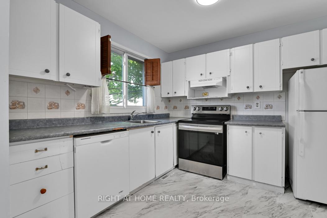 Photo 4 of 1441 Perez Crescent, Ottawa, Carson Grove — HOMEH
