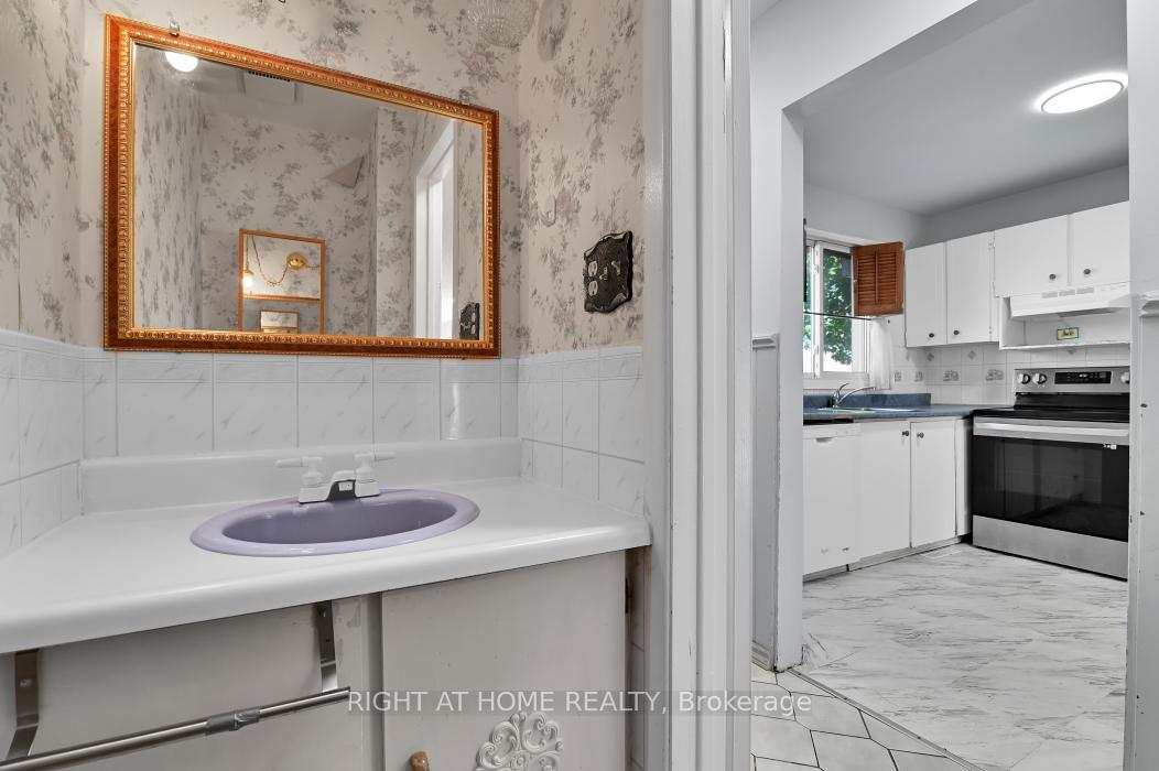 Photo 10 of 1441 Perez Crescent, Ottawa, Carson Grove — HOMEH