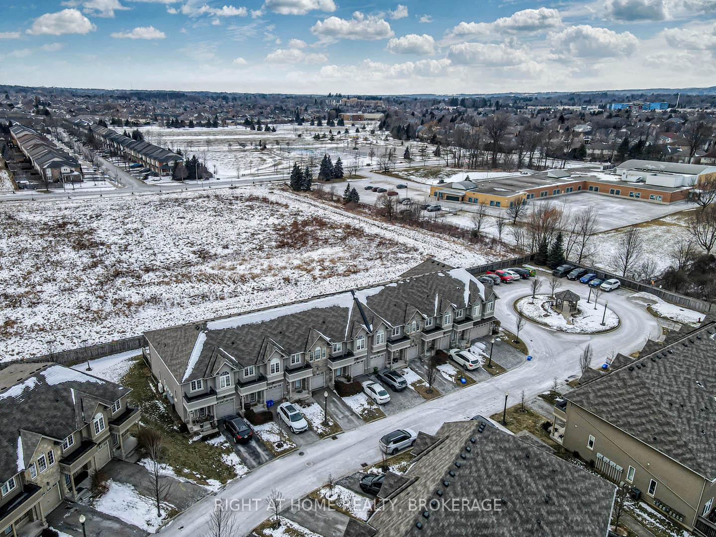 Photo 4 of Unit 9, 370 Stonehenge Drive, Hamilton, Meadowlands — HOMEH