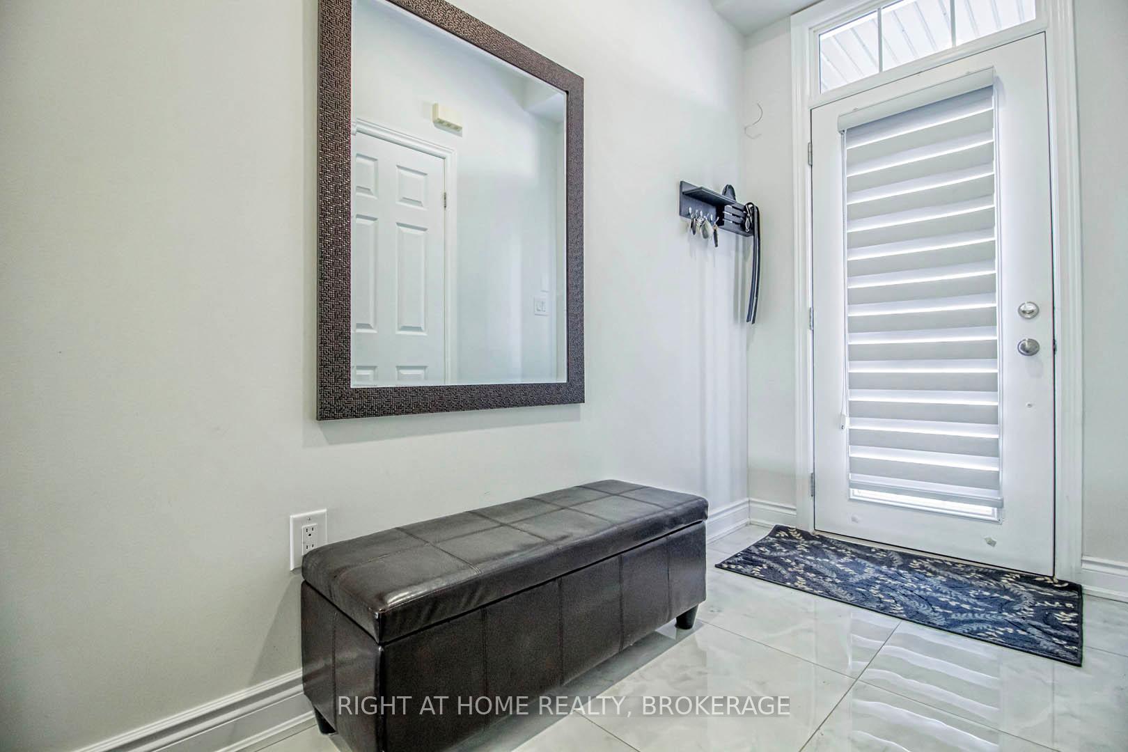 Photo 5 of Unit 9, 370 Stonehenge Drive, Hamilton, Meadowlands — HOMEH