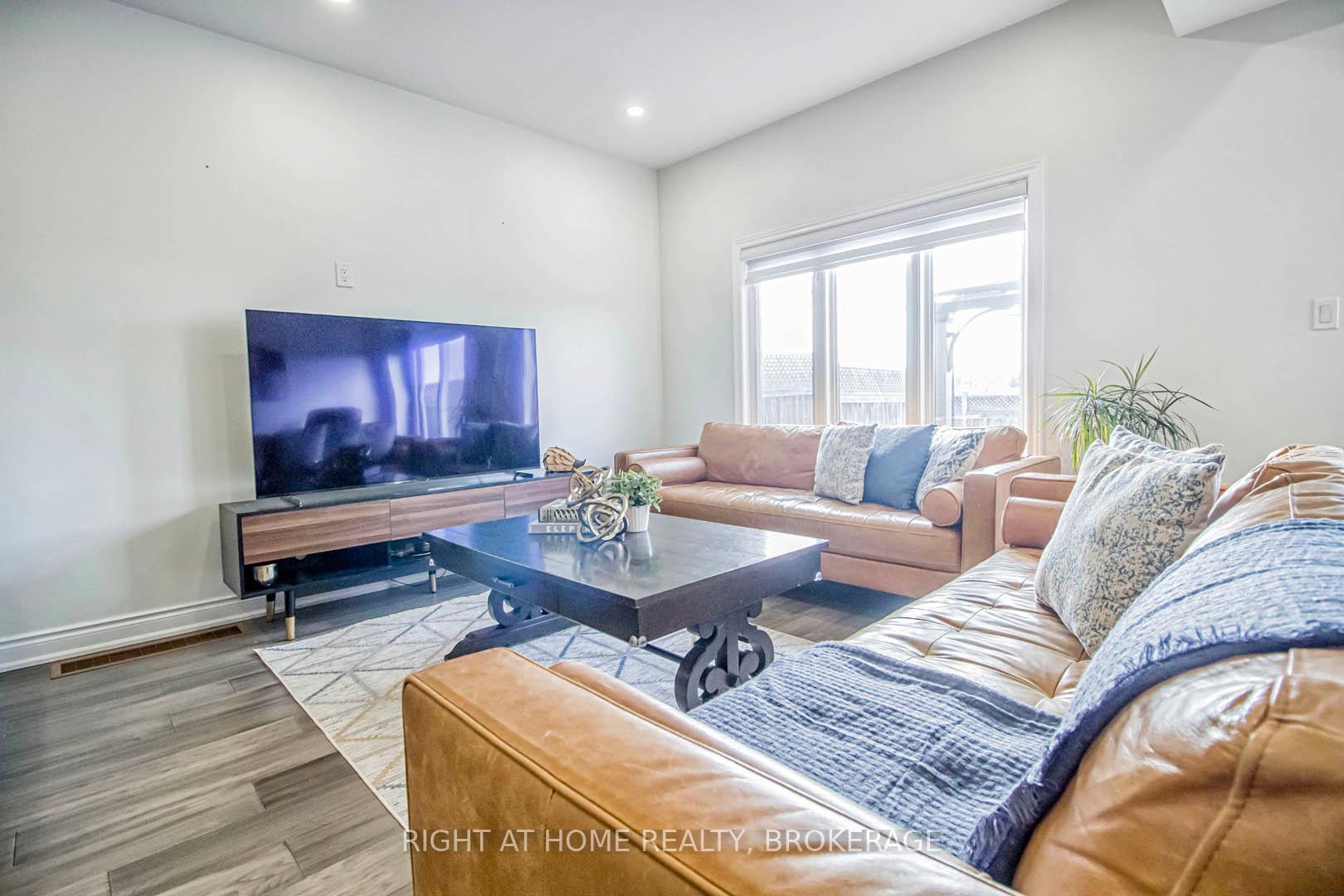 Photo 7 of Unit 9, 370 Stonehenge Drive, Hamilton, Meadowlands — HOMEH