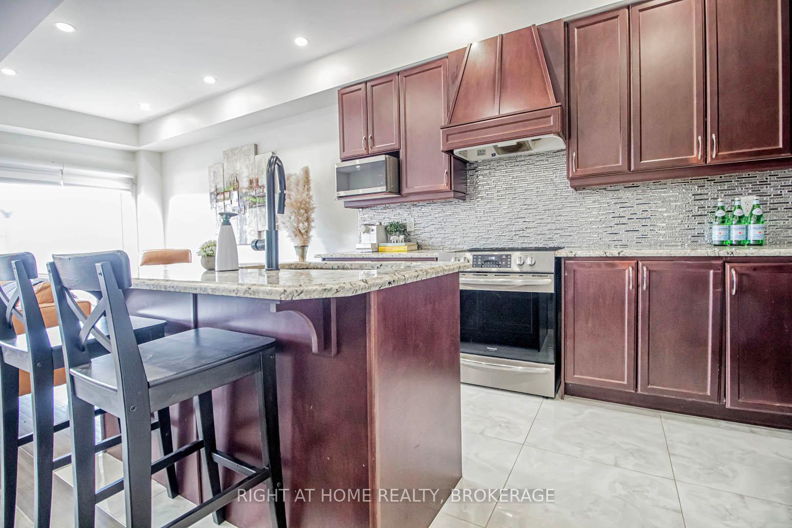 Photo 10 of Unit 9, 370 Stonehenge Drive, Hamilton, Meadowlands — HOMEH
