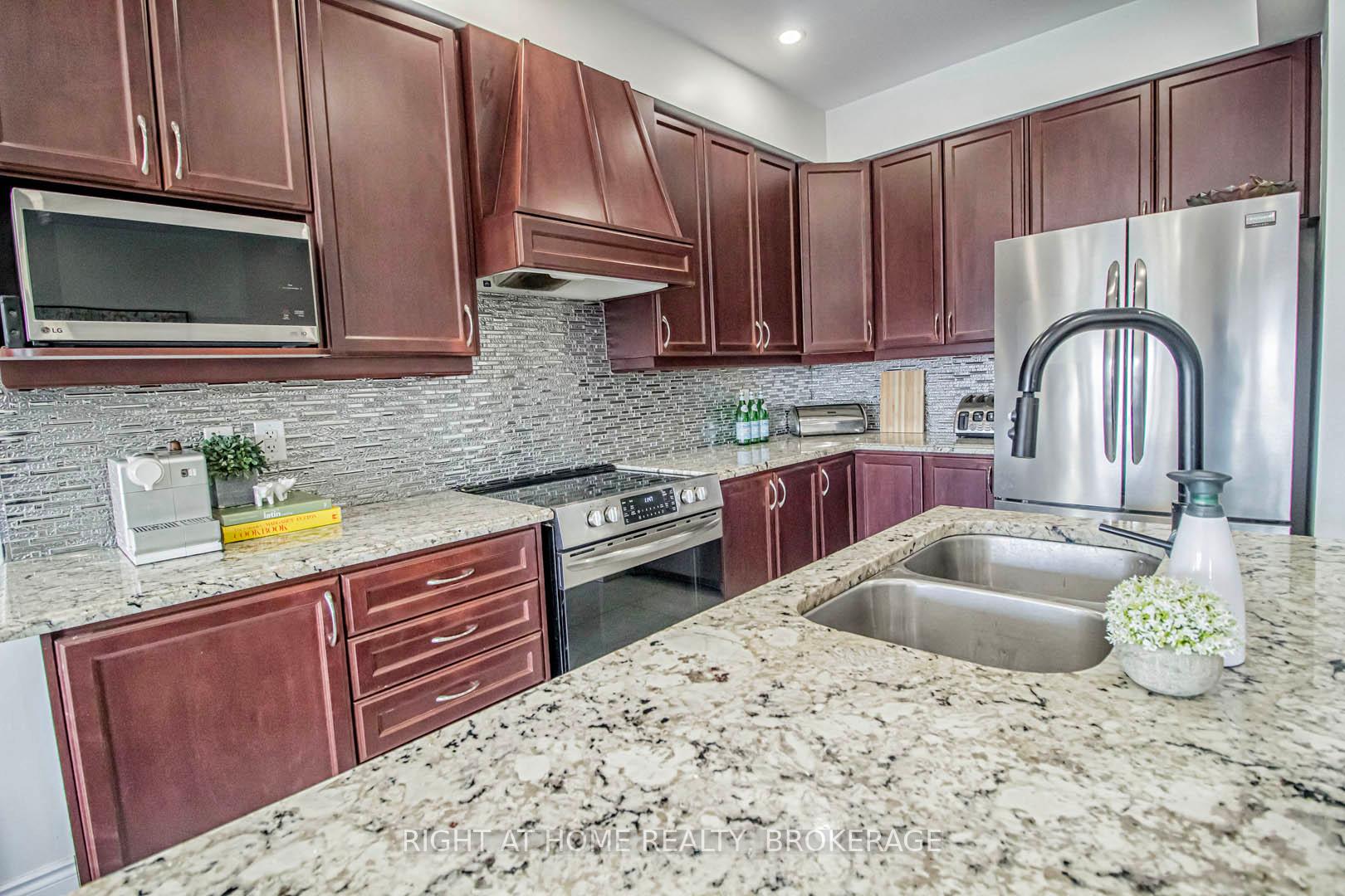 Photo 11 of Unit 9, 370 Stonehenge Drive, Hamilton, Meadowlands — HOMEH