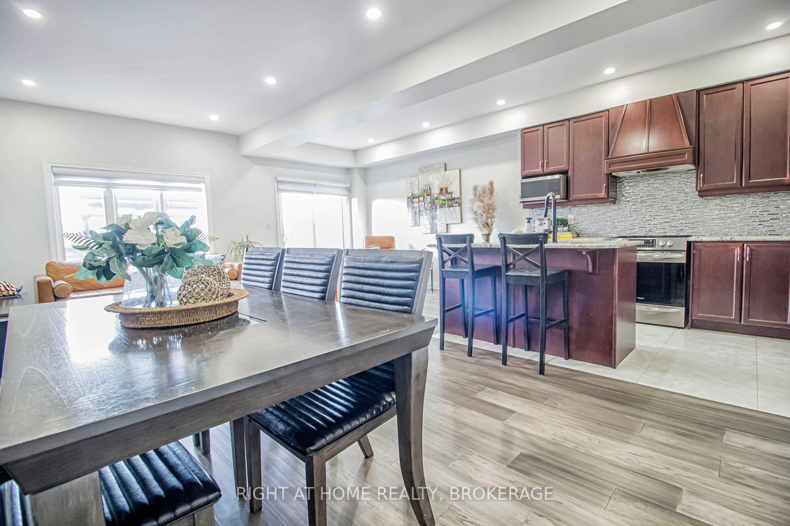 Photo 13 of Unit 9, 370 Stonehenge Drive, Hamilton, Meadowlands — HOMEH