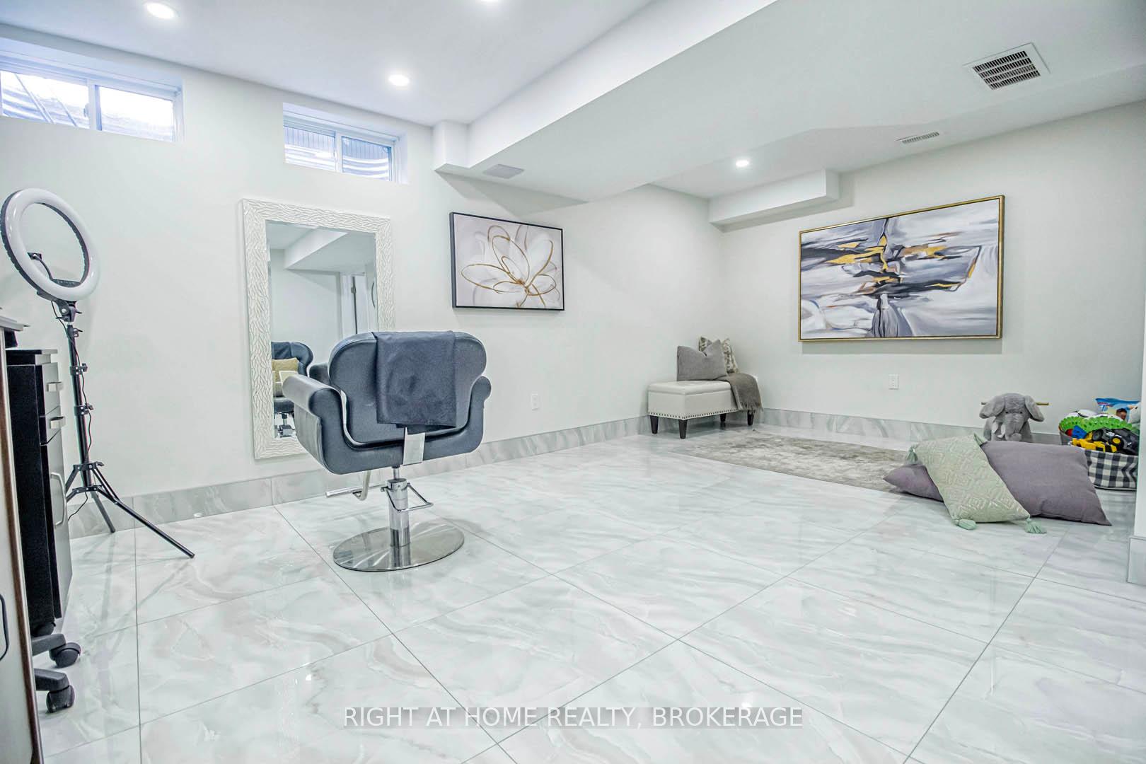 Photo 25 of Unit 9, 370 Stonehenge Drive, Hamilton, Meadowlands — HOMEH