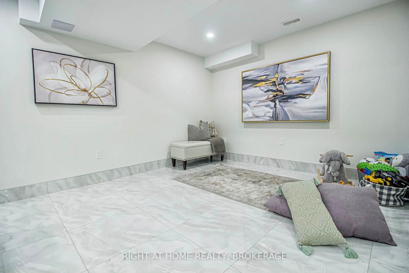 Photo 26 of Unit 9, 370 Stonehenge Drive, Hamilton, Meadowlands — HOMEH