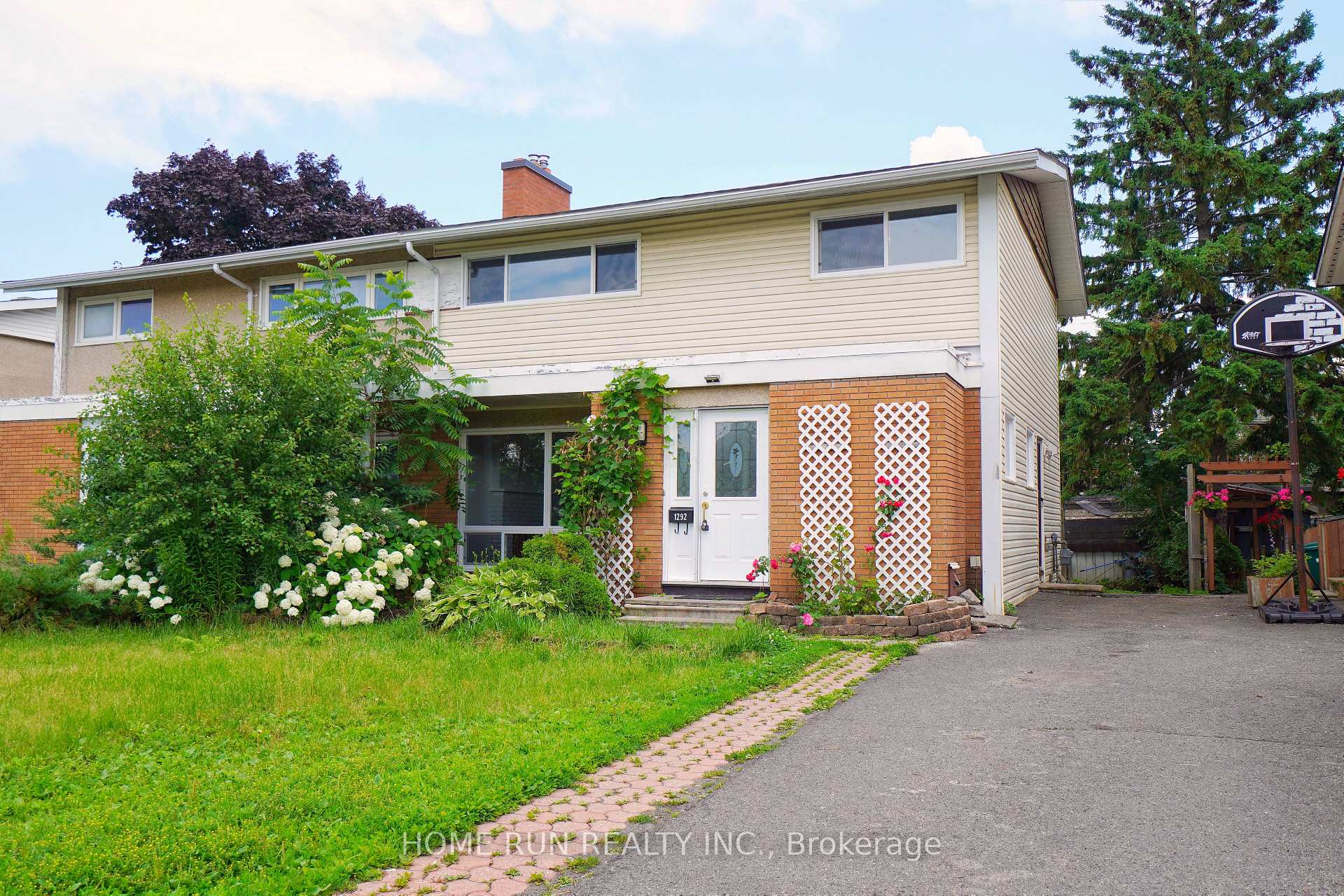Front of 1292 Meadowlands Drive E