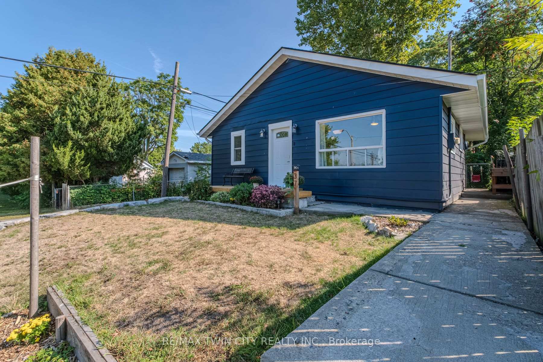 Photo 2 of 37 Twelfth Avenue, Brantford — HOMEH