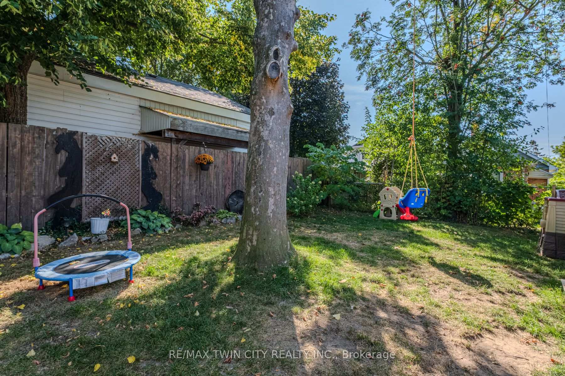 Photo 28 of 37 Twelfth Avenue, Brantford — HOMEH