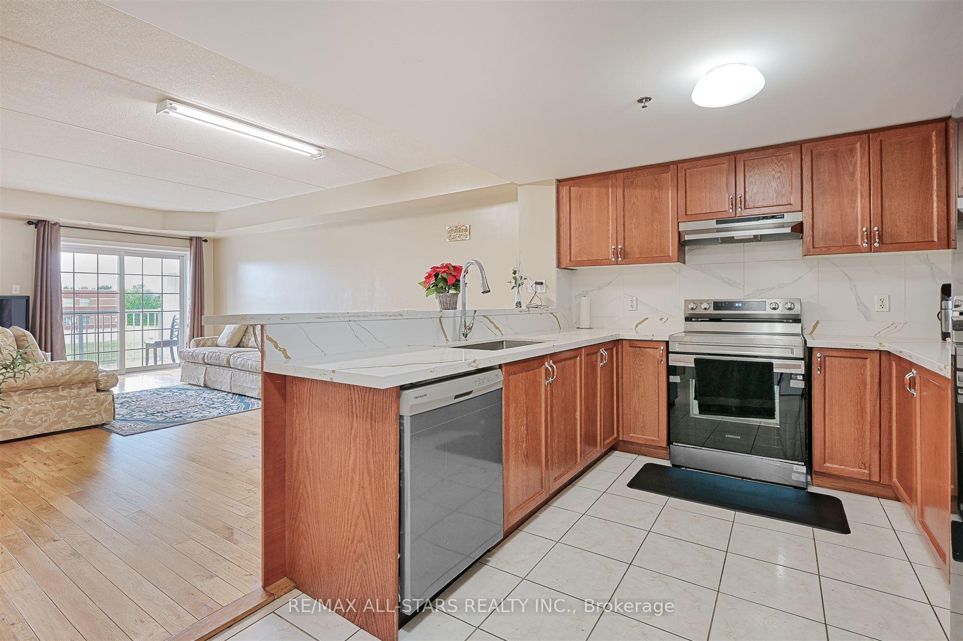 Photo 4 of Unit 304, 7428 Markham Road, Markham, Middlefield — HOMEH