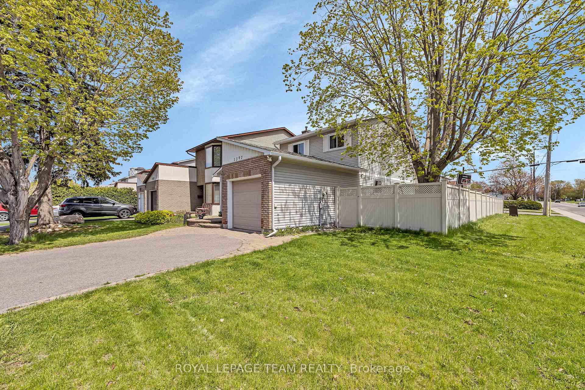 Photo 2 of 1397 Cedarcroft Crescent, Ottawa, Pineview — HOMEH
