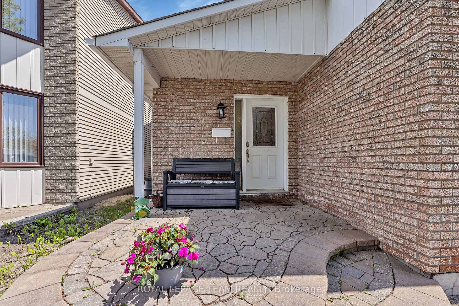 Photo 3 of 1397 Cedarcroft Crescent, Ottawa, Pineview — HOMEH